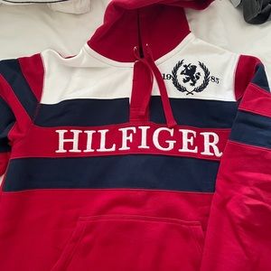 Tommy sweatshirt and red